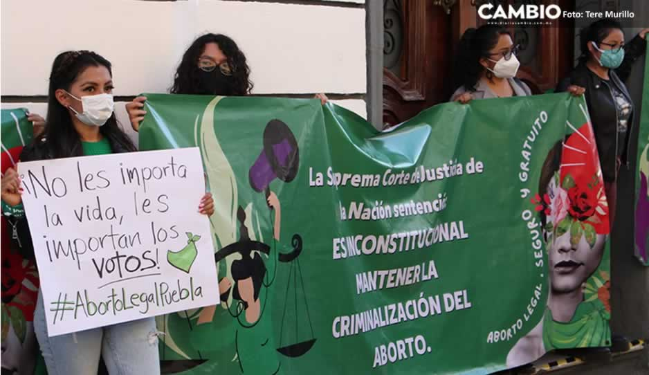 Feministas se manifiestan frente al Congreso para exigir la despenalización del aborto (VIDEO)