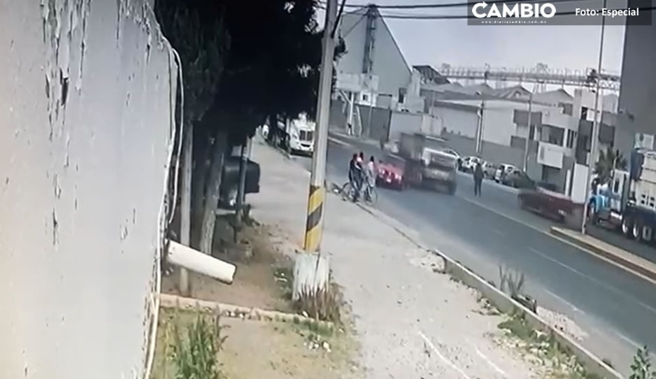 FUERTE VIDEO: Atropellan a tres personas y sobreviven de milagro en la Puebla-Tehuacán