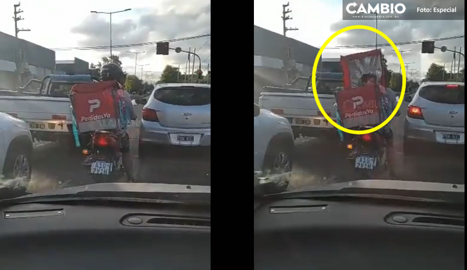 &ldquo;No tengo con qui&eacute;n dejarlo&rdquo; Exponen a repartidor que lleva a su hijito en caja de delivery (VIDEO)