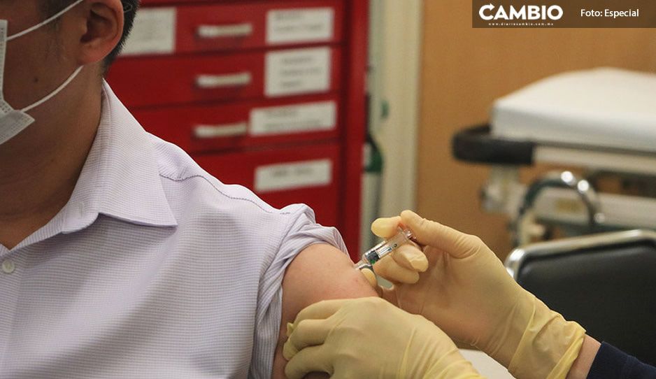¡Terrible error! Hombre que se vacunó con Pfizer, recibe segunda dosis de AstraZeneca en Centro Expositor