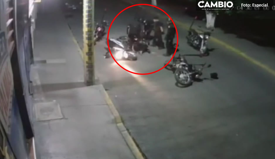 VIDEO: ¡Indignante! Policías municipales golpean brutalmente a motociclista en Izúcar