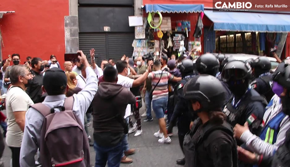 VIDEO: Así fue la guerra entre ambulantes y policías estatales y municipales por el control del Centro Histórico