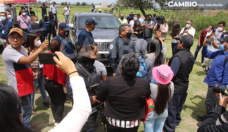 Vecinos rodean camioneta de titular de la Segob para exigir apoyo a afectados por el socavón (VIDEO)