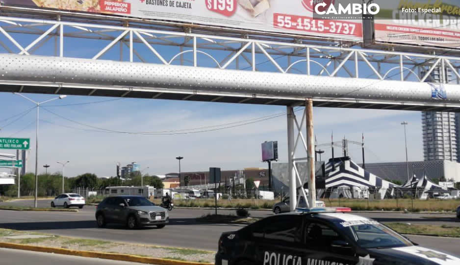 Poblano amaga con aventarse de puente peatonal en Angelópolis
