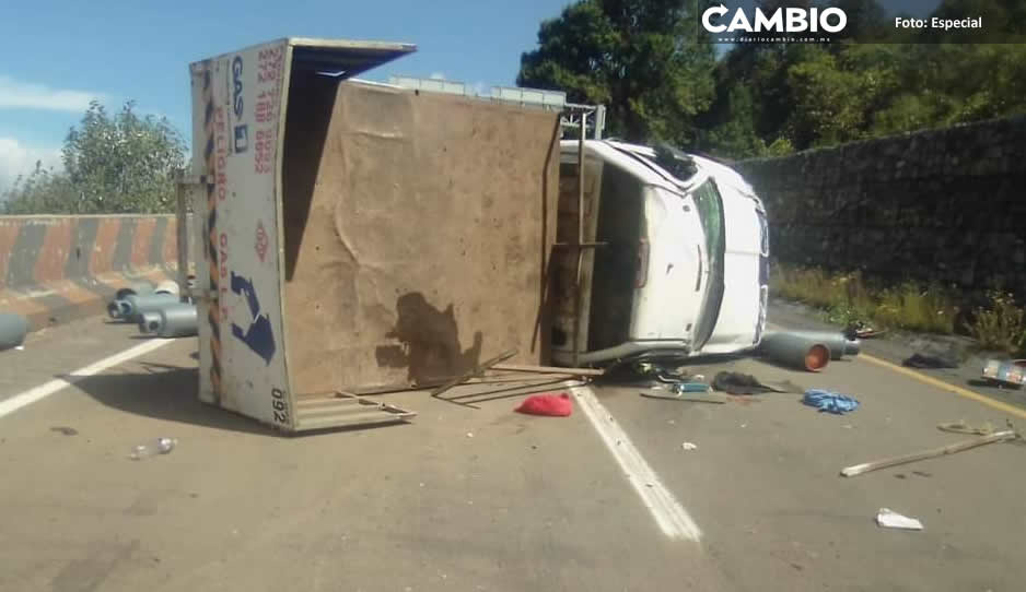 Camioneta con tanques de gas se vuelca en la autopista Puebla-Orizaba