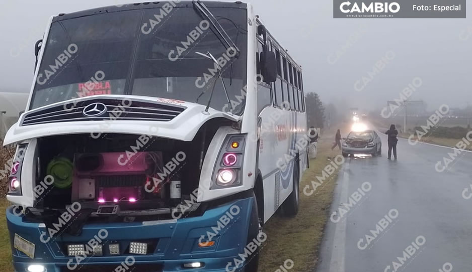 Autobús provoca carambola al hacerse de reversa en la autopista Tlaxco-Tejocotal