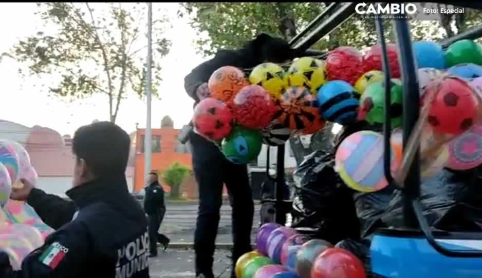 Policías municipales se convierten en Reyes Magos: llevan regalos a niños en juntas auxiliares