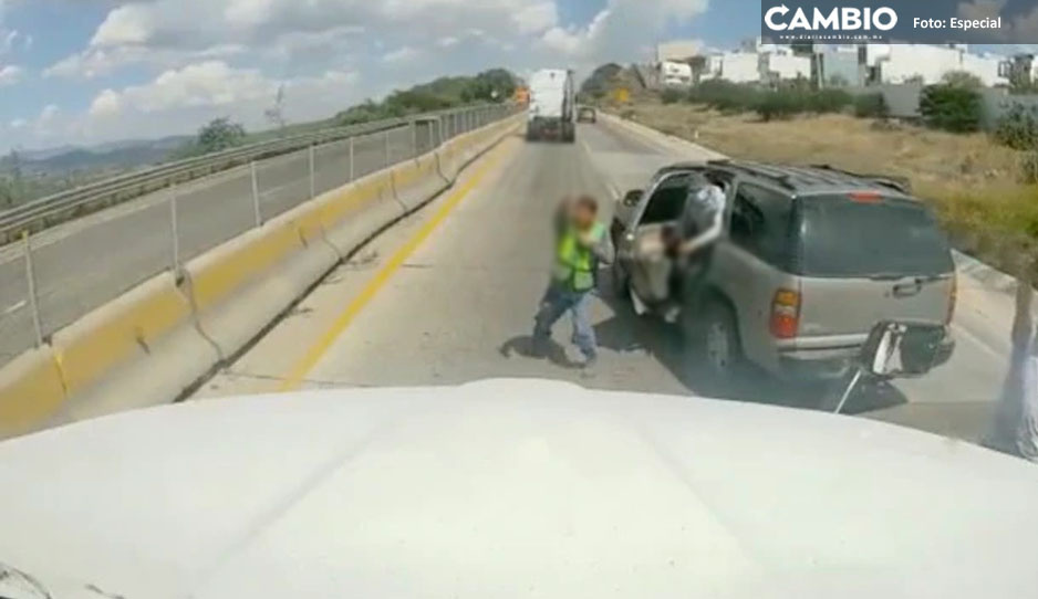 Comando armado intercepta tráiler y se lo roba en plena carretera (VIDEO)