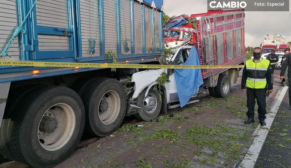 Mueren dos personas prensadas tras choque entre camión y camioneta en la México-Puebla