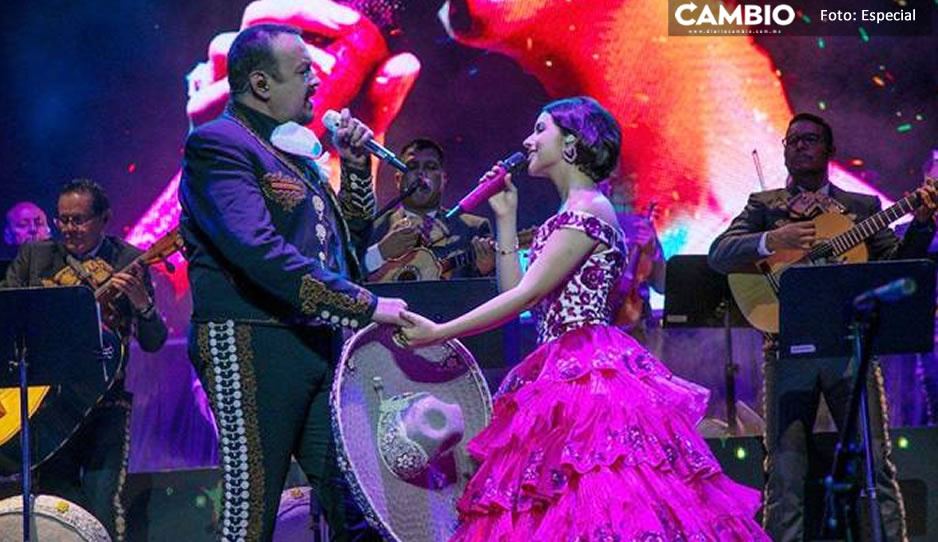 Pepe Aguilar regaña a Ángela en pleno concierto por llevar un escote