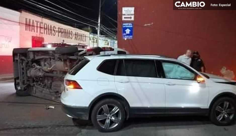 Borrachito choca su camioneta contra ruta M8 y termina volcada en Cholula