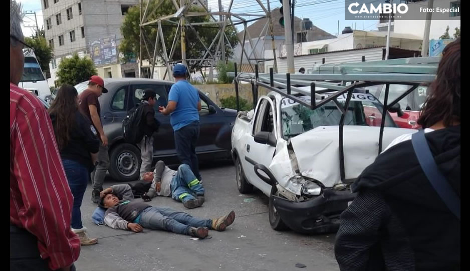 Terrible choque entre dos camionetas deja seis heridos sobre Bulevar Municipio Libre