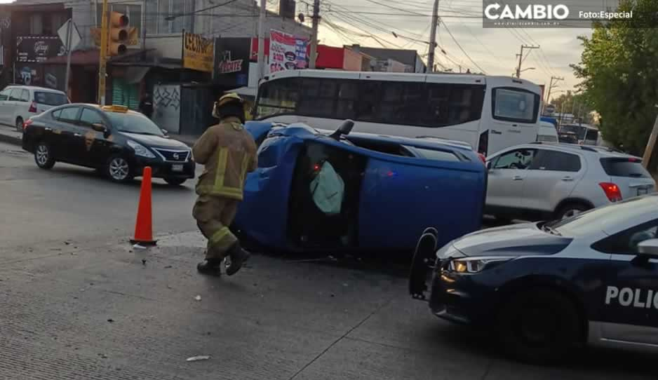 Conductor choca y vuelca su auto en Las Torres
