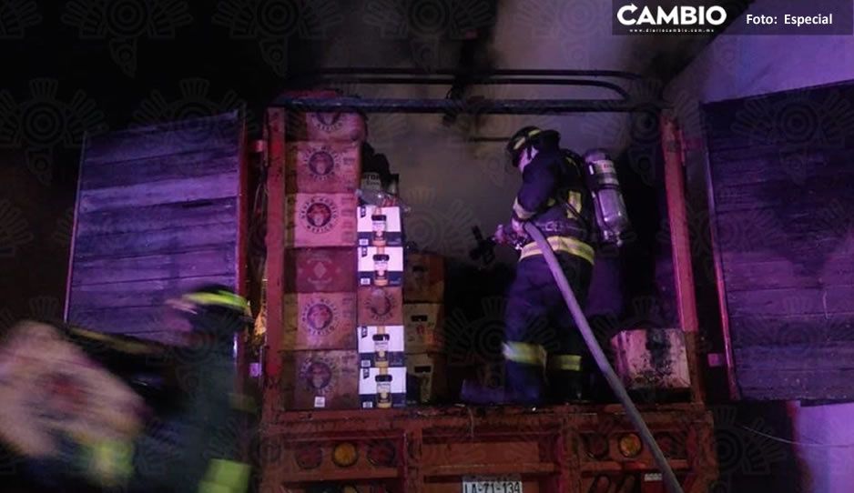 ¡Con las chelas no! Se incendia camioneta repleta de cervezas en colonia Santa Catarina