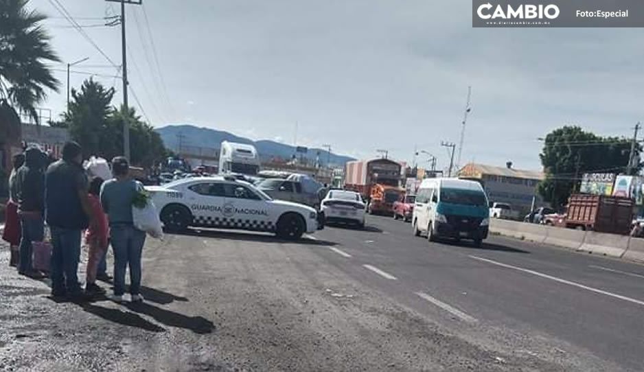 Comerciantes de la central de abastos de Huixcolotla cierran la federal a Tehuacán