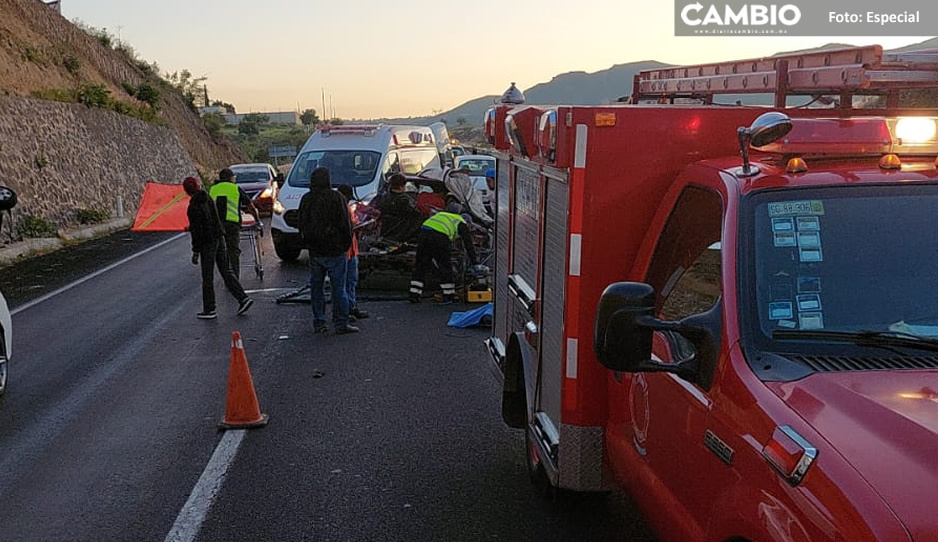 Aparatoso accidente entre un carro vs camioneta deja 1 muerto y 4 heridos en la autopista Puebla-Atlixco
