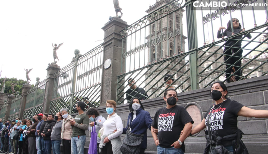 Católicos realizan cadena humana para proteger la Catedral de feministas (VIDEO)