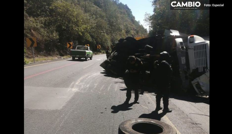 Fallan frenos de tráiler y vuelca en la autopista Puebla-Córdoba