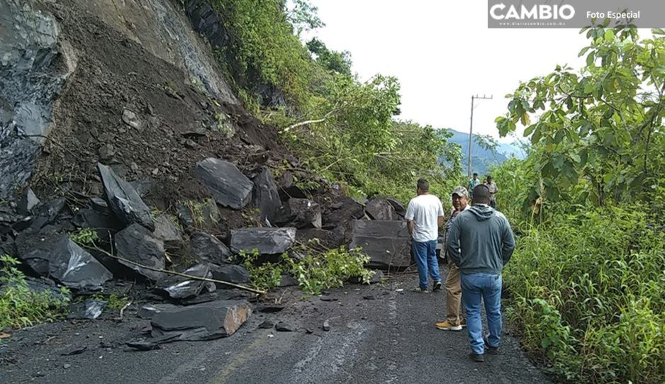 Lluvias provocan deslave de cerro y bloquea carretera entre Xicotepec y Tlacuilotepec