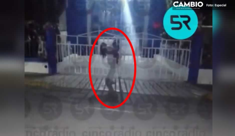 ¡Es muy peligroso! Mujer camina con la cabeza hacia atrás y su bebé en brazos en Felipe Ángeles (VIDEO)