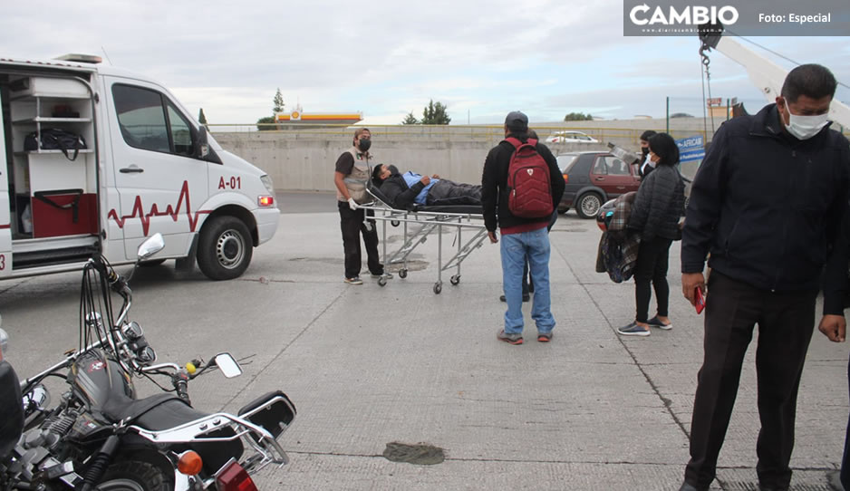 Loco al volante arrolla a peatón, arrastra moto y choca contra poste en la México-Puebla