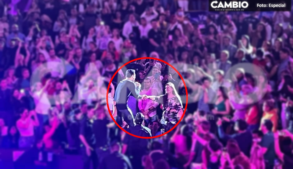 Carlos Rivera trae a su mamá al Palenque de Puebla y le canta en el Día de la Madre (VIDEO)
