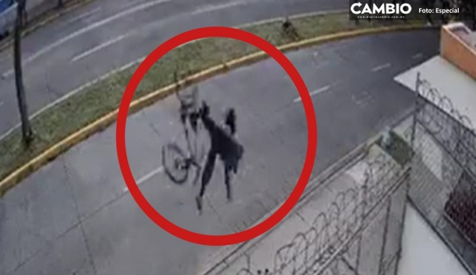 VIDEO: Ciclista cae tras atorarse en un cable y termina en el hospital