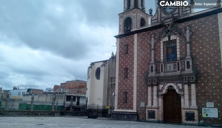 ¡Casi le da el ataque a padrecito! Creyente se queda en la noche y destruye iglesia en Texmelucan