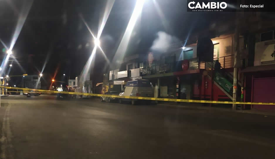 Pleito en Totimehuacán termina con un muerto acuchillado que quiso huir en su auto
