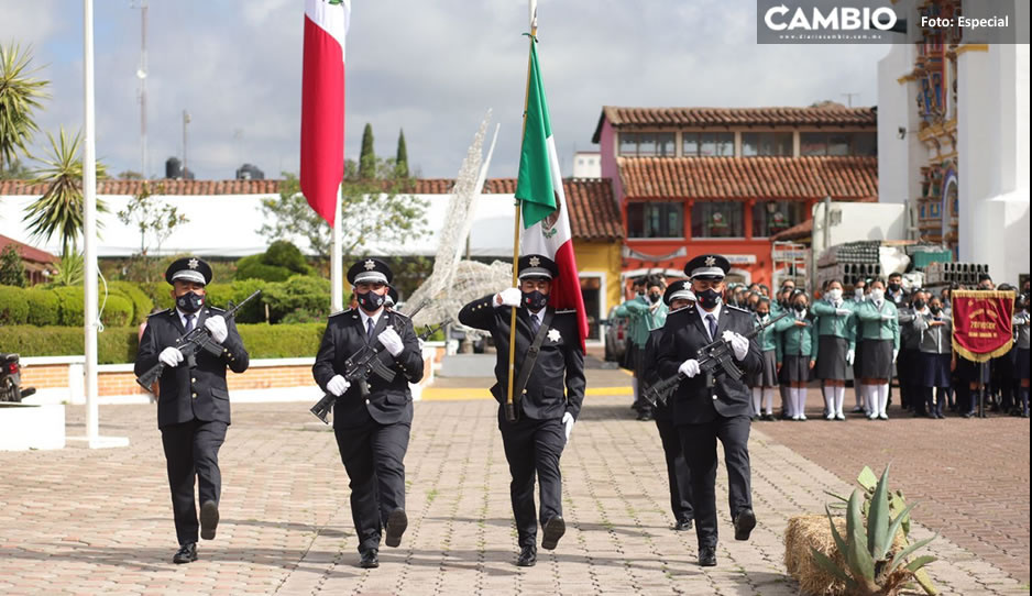 En el marco de las fiestas patrias, presidente municipal de Chignahuapan encabeza honores al Lábaro Patrio