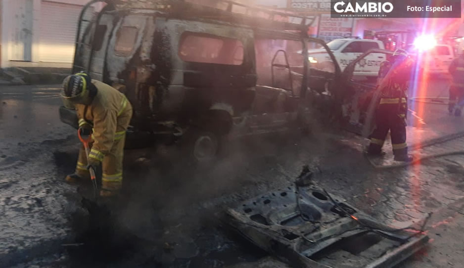 ¡Qué susto! Se incendia camioneta y tripulantes logran salir ilesos en El Seco