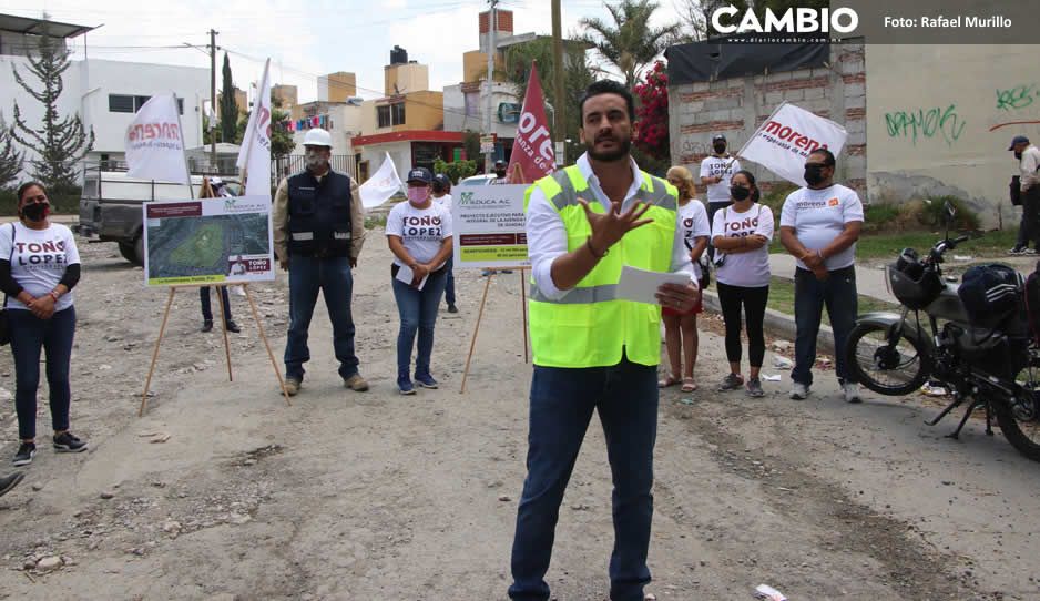 Toño López se compromete a corregir error de Claudia: pavimentar calles de La Guadalupana (FOTOS Y VIDEO)