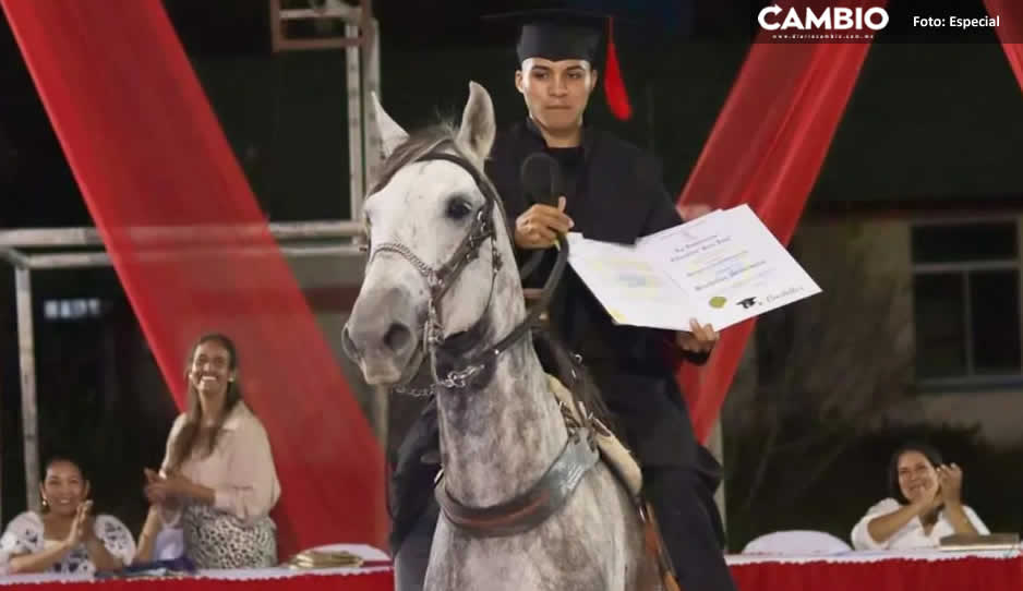 ¡Es mi amigo fiel! Joven se gradúa montado en su caballo que llevaba a la escuela