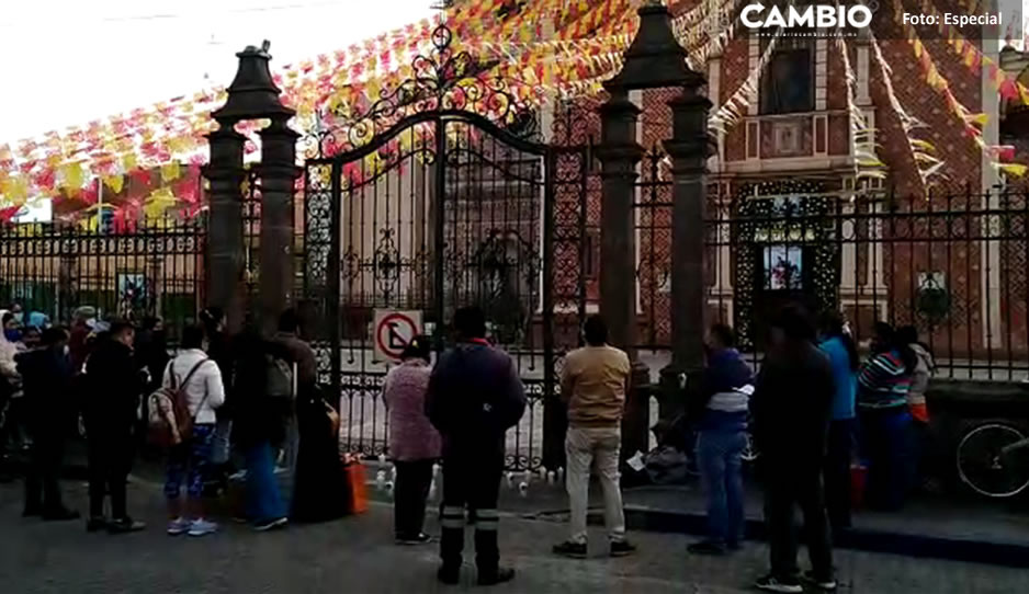 Religiosos hacen cadena de oración tras vandalizar la iglesia de San Martín Obispo en Texmelucan
