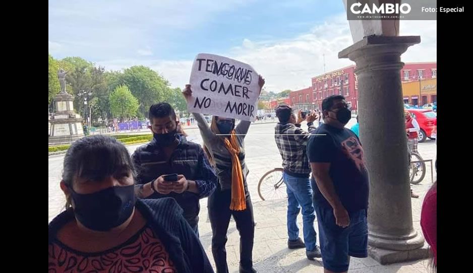 Comerciantes de Cholula se manifiestan afuera del Ayuntamiento Municipal; piden se les permita reabrir