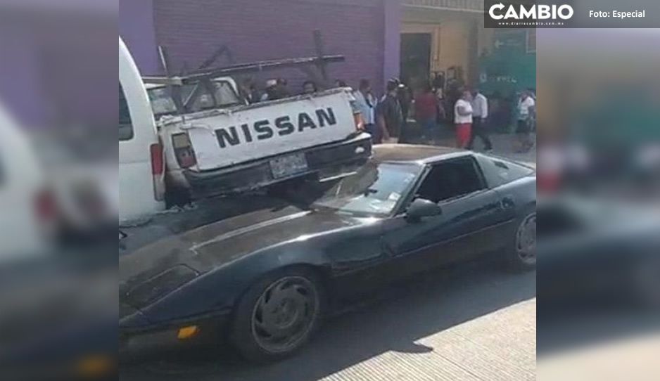 Fuerte choque en Izúcar; Corbett queda debajo de camioneta Nissan