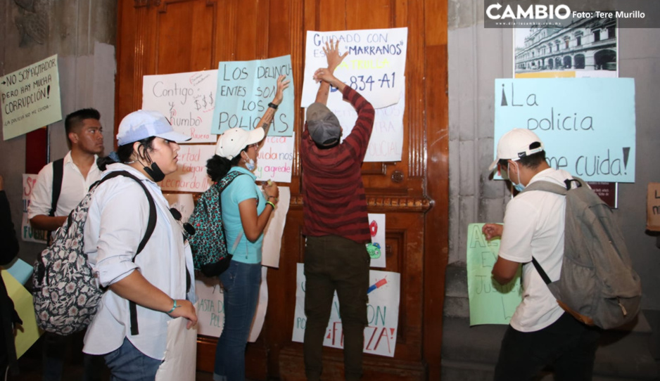 Estudiantes de la BUAP marchan en protesta por alumnos que sometió la policía municipal (VIDEO)