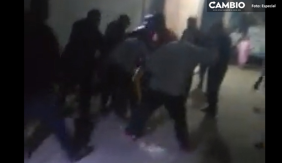 Dan brutal golpiza a ladrón por robar una casa en Huejotzingo, sus cómplices escaparon (VIDEO)