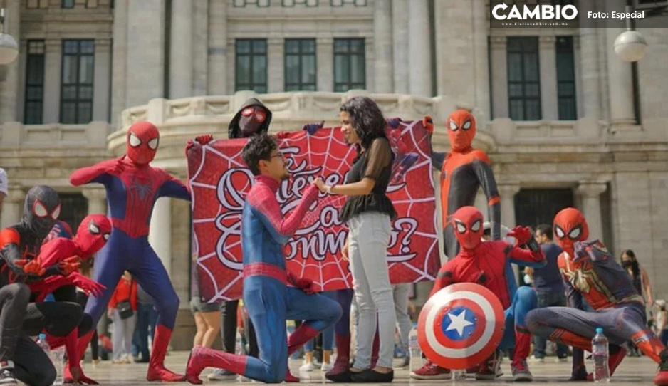 ¿Romántico? Disfrazado de Spiderman le pide matrimonio a su novia (VIDEO)
