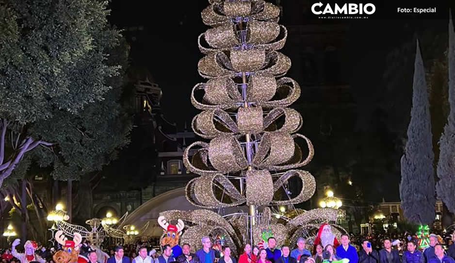 ¡Qué viva la Navidad! Encienden árbol en el Zócalo de Puebla (VIDEO)