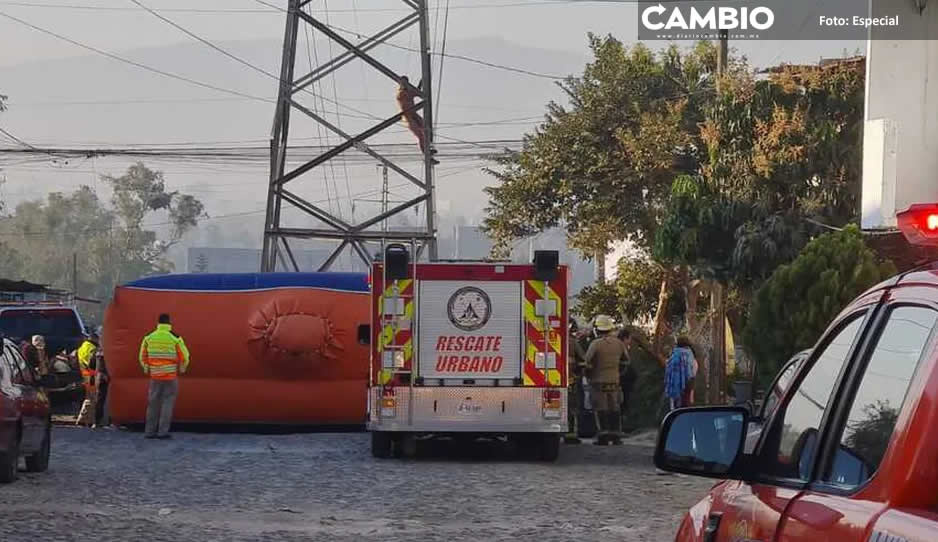 Joven drogado sube a antena desnudo en Tlaquepaque