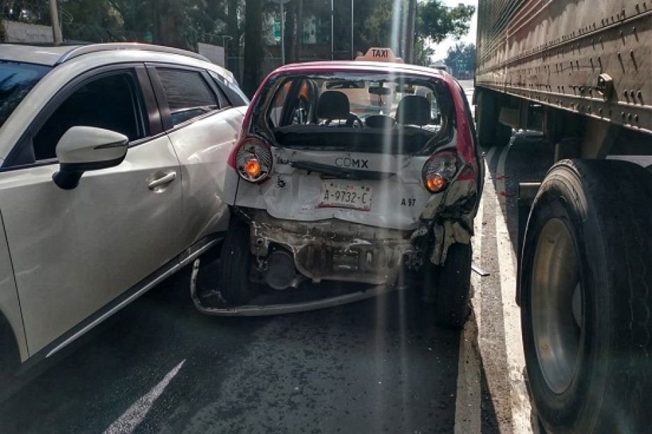 Trailero imprudente embiste a taxista y se lleva a cinco autos más (VIDEO)