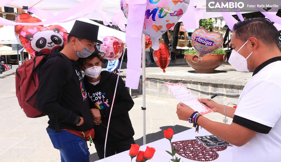 ‘Ay el amor’ En el marco del 14 de Febrero, enamorados “se casan” en el Zócalo de Puebla (VIDEO)