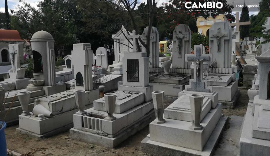 ¡Qué miedo! Ofrecen cráneos y huesos en tres mil pesos en el panteón de Tehuacán