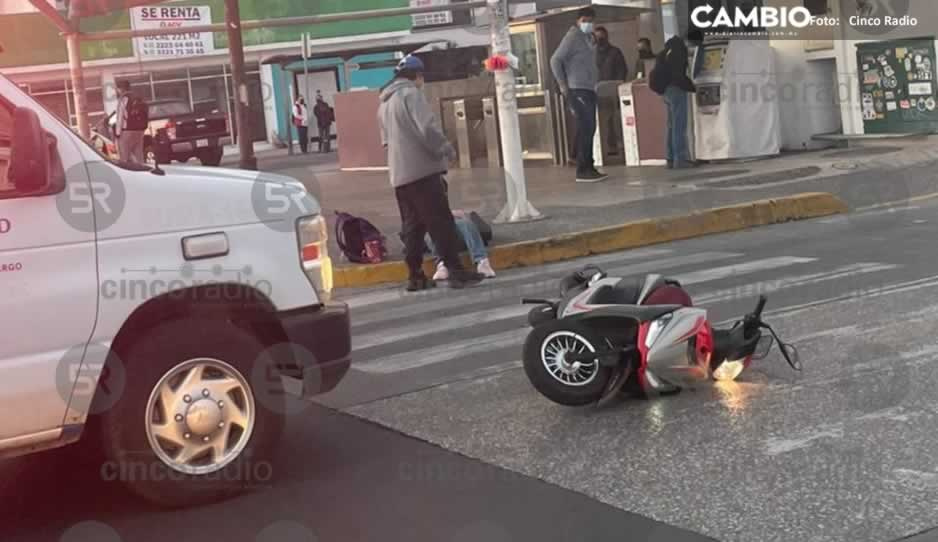 Automovilista se pasa el rojo y atropella a motociclista en Boulevard Norte