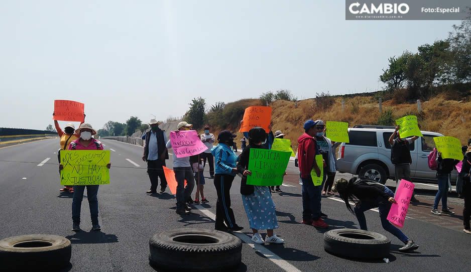 Protestan vecinos enfurecidos de Tepatlaxco; afirman que estatales le ‘sembraron’ droga a un joven para detenerlo (VIDEO)