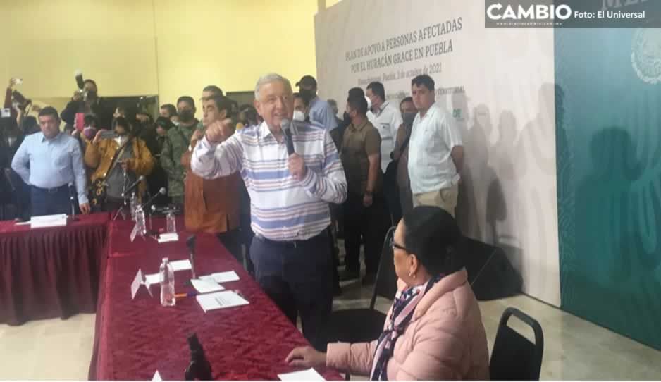 Afectados de Grace irrumpen por la fuerza evento de AMLO en Huauchinango (VIDEO)