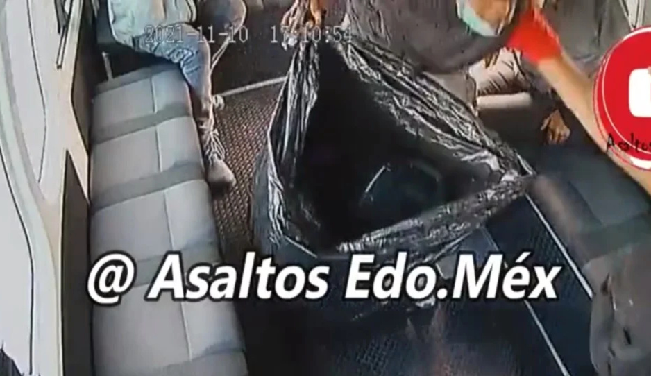 Hasta con bolsa de basura para llevarse lo robado, así atracan combi en Ecaterror (VIDEO)