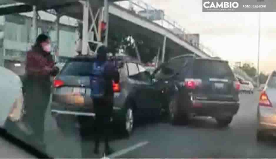 Choque entre camionetas provoca tráfico en la Vía Atlixcáyotl