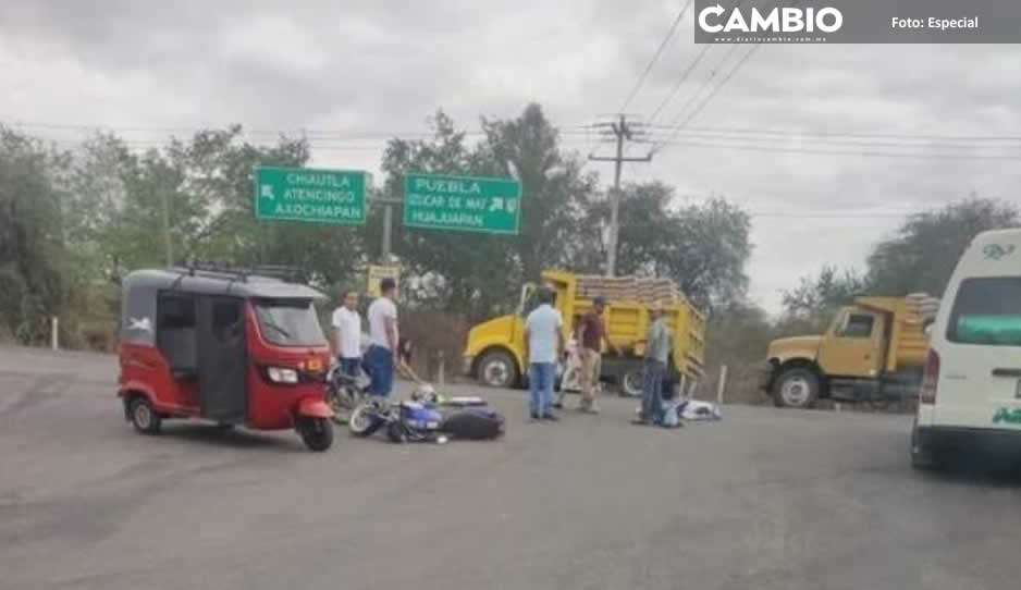 Automóvil choca contra mototaxi dejando dos estudiantes heridos en Chietla